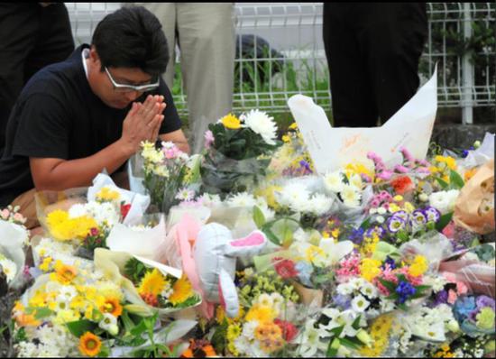 粉丝们自发在纵火杀人案现场放花悼念（图据日本媒体）