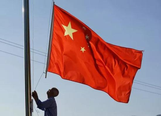 每天薄暮,朱宗鹤都会战战兢兢把五星红旗收首。
