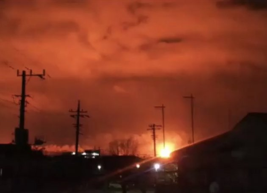 福岛强震后，日本石油化工厂附近现血色天空(图)