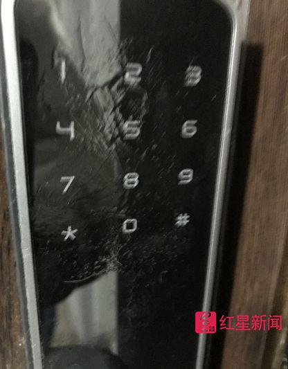 住处电子锁被涂胶水。图片来源：红星新闻