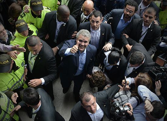 右翼候选人伊万·杜克参加投票后,向围观群众竖起大拇指.视觉中国 图