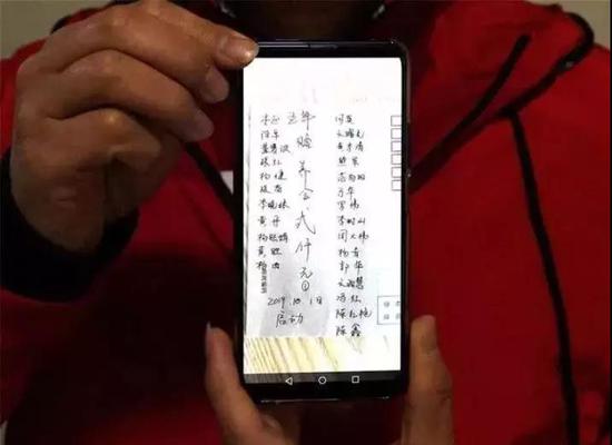 儿子去世后老人突然多出26个“子女” 每月来送