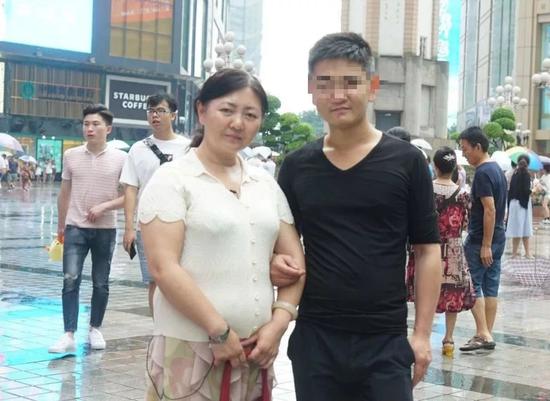 刘金心“归来”后，今年6月，朱晓娟跟他拍了一张合影。受访者供图