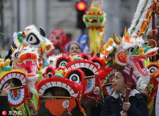 2018年2月18日，英国首都伦敦的唐人街上举行舞龙舞狮等中国传统民俗表演，迎接中国传统新年的到来（图/东方IC）
