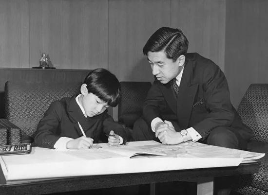 德仁9岁生日照片,旁边是他的父亲明仁.(图/毎日新聞社)
