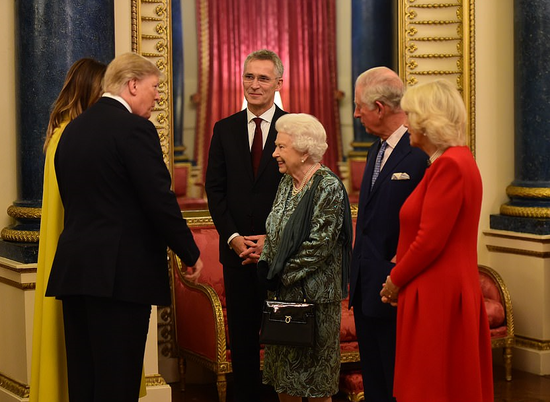 英女王白金汉宫招待北约领导人 他们都同框了