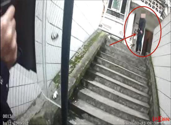 手提菜刀的嫌疑人马某。龙马潭警方供图