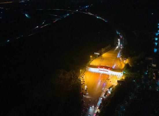 4月8日凌晨，车辆通过武汉西高速收费站。  澎湃新闻记者 孙湛 图