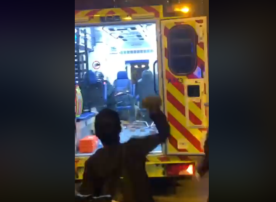 黑衣人向救护车扔砖头（来源：“香港警察”脸书视频截图）
