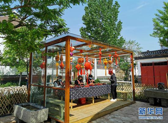 江苏徐州潘安湖畔马庄村村民在村旅游景点现场制作香包（4月21日摄）。新华社发（徐剑 摄）