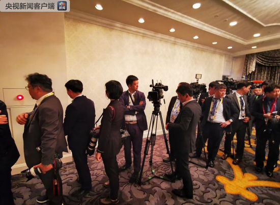 记者正在等待这一场会见（央视记者荆伟拍摄）