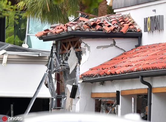 附近一栋在爆炸中严重受损的建筑（IC Photos）