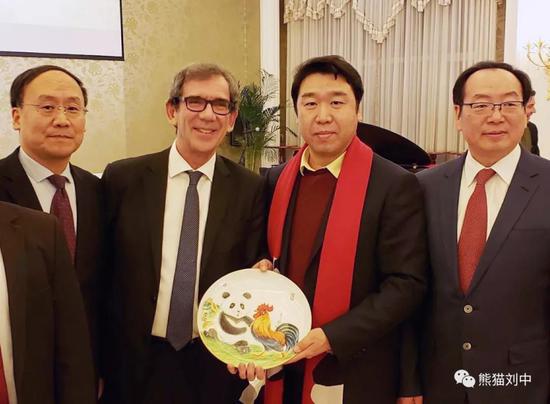 刘中先生向法国驻华使馆赠送“中法友好”作品瓷盘
