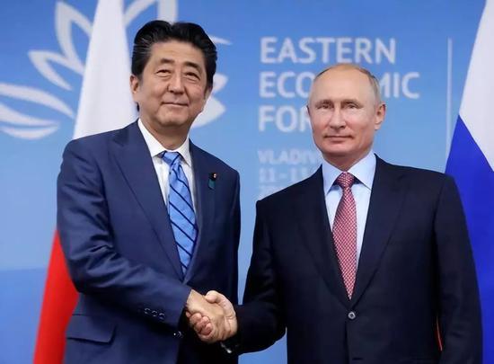 2018年9月10日，在俄罗斯远东城市符拉迪沃斯托克，俄罗斯总统普京（右）与到访的日本首相安倍晋三握手。新华社/美联