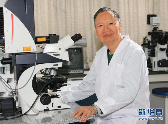中国科学院院士、我国著名作物遗传学家卢永根生前在华南农业大学的实验室里（资料照片）。 新华社发（华南农业大学供图）