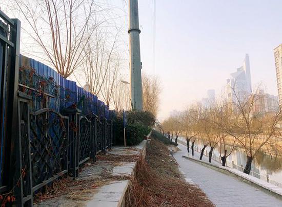 通惠小镇的沿河一侧路面完全被栏杆拦住,路人无法通行。