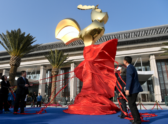 第28屆金雞百花電影節金雞雕塑揭幕儀式。新華社記者 薑克紅 攝