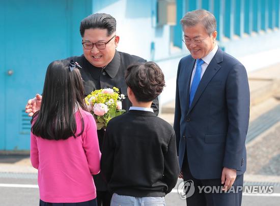 向金正恩献花的两个小孩,来自大成洞村小学。(韩联社)
