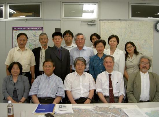 参事室上海规划院“国际大城市研究会”访问东京大学日本都市环境研究所。前排左一为傅克诚。