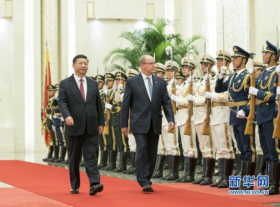 9月7日，国家主席习近平在北京人民大会堂同摩纳哥元首阿尔贝二世亲王举行会谈。这是会谈前，习近平在人民大会堂北大厅为阿尔贝二世举行欢迎仪式。 新华社记者 王晔 摄