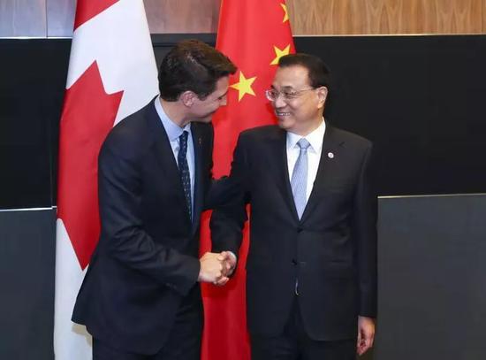 李克强与加拿大总理特鲁多交谈