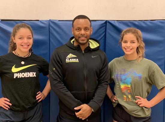 Breckynn Willis(左)与妹妹Dreamer Kowatch(右)以及教练Dewayne Ingram(中) 图 via nbc12.com