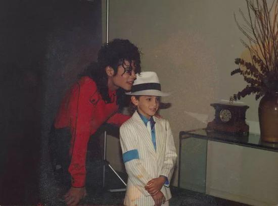 罗布森小时候和MJ的合影