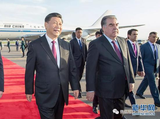 习近平乘专机抵达杜尚别，步出舱门，受到塔吉克斯坦总统拉赫蒙热情迎接