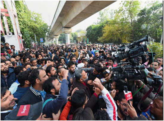 在国立伊斯兰大学内，示威者在抗议《公民身份法案（修正案）》时高喊口号/图自印度PTI通讯社