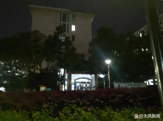 4月20日晚間，事發的湘潭大學琴湖宿舍10棟附近