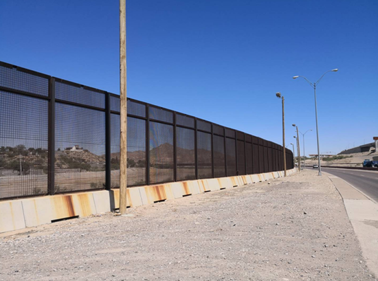 位于埃尔帕索市的美墨边界隔离墙.张梦旭摄
