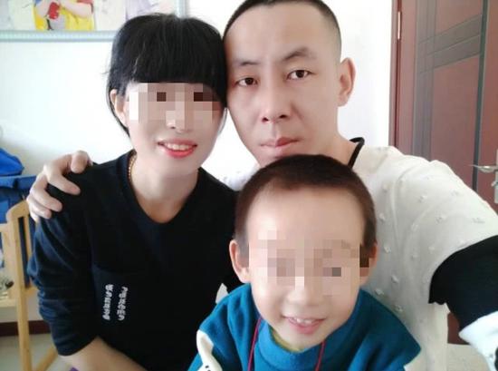 王亮和家人的合影，他的儿子5岁了。受访者供图