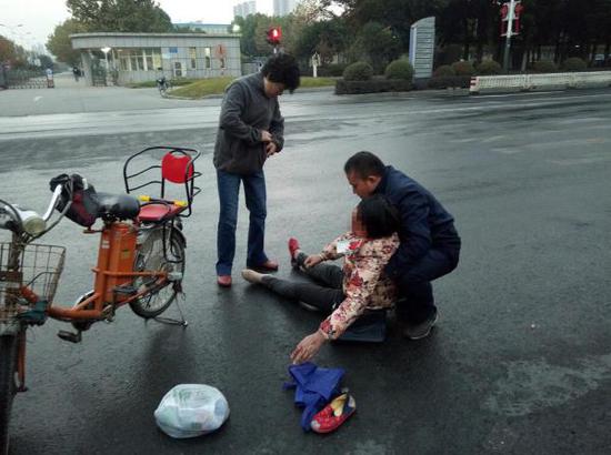 11月3日早晨，黄久超驾驶公交车途中路遇伤者并救助。 受访者提供