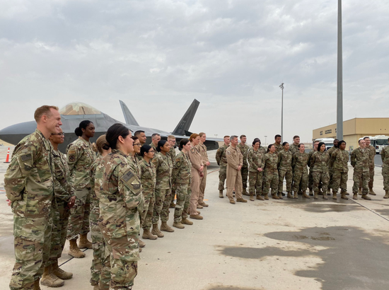 伊万卡现身卡塔尔美军基地 与女兵F-22战机前合影