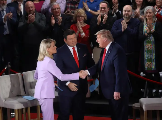 然而同一天，特朗普（右）仍坚持与节目主持人握手。