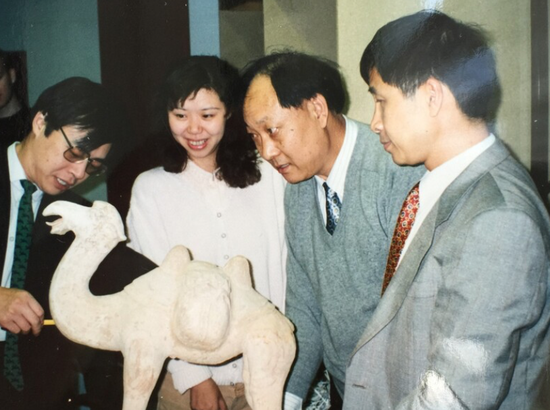 1995年4月,时任国家文物局文物保护司文物三处处长李季、文物专家章津才,与我驻英国使馆文化处工作人员于芃、时坚东鉴定英国警方查扣的走私中国文物。