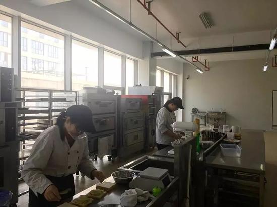 烘焙课前,老师正在准备。 张凌云 摄