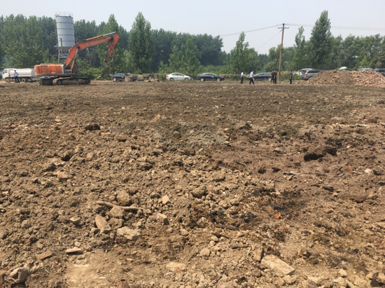 挖掘机在厂区污染土地上覆土