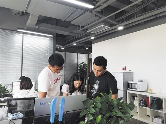苏昶（右）和公司员工一起忙着处理进出口订单
