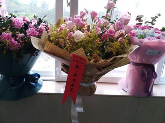 病房外摆满了鲜花
