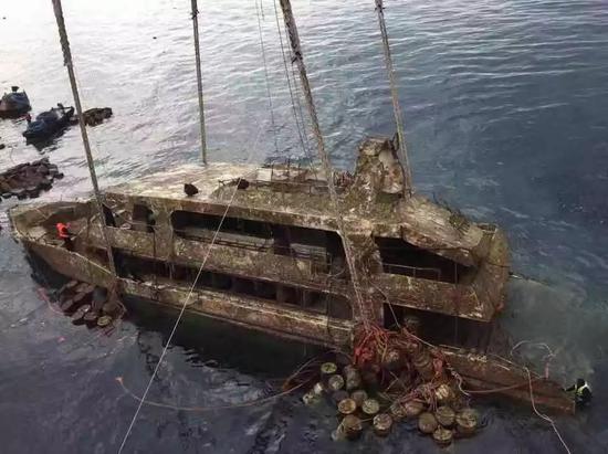 11月17日，泰国普吉岛沉船“凤凰号”被打捞出水。 图片来普吉府民联厅