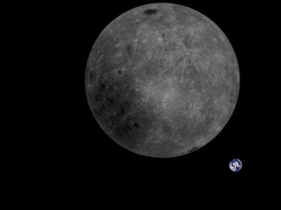 “龙江二号”拍下的“完美”月地同框照（德温厄洛射电望远镜推特）
