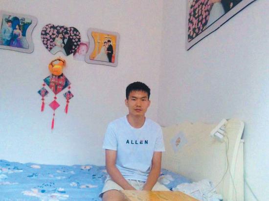 ▲在饶小虎家卧室墙上,挂满了他和林娟的结婚照,一张儿子萌萌的大头照则挤在两张结婚照中间。新京报记者 肖薇薇 摄