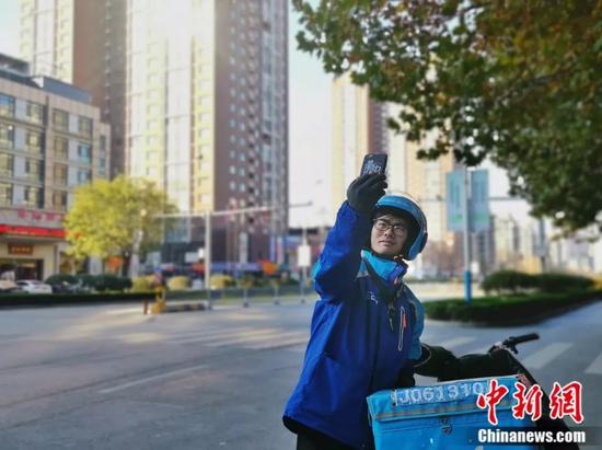 独腿独臂送外卖 “90后”小伙公开征婚引全网站