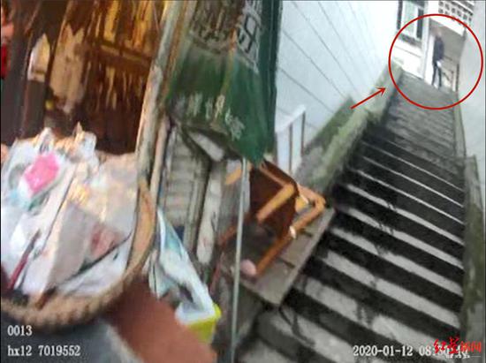 手提菜刀的嫌疑人马某。龙马潭警方供图