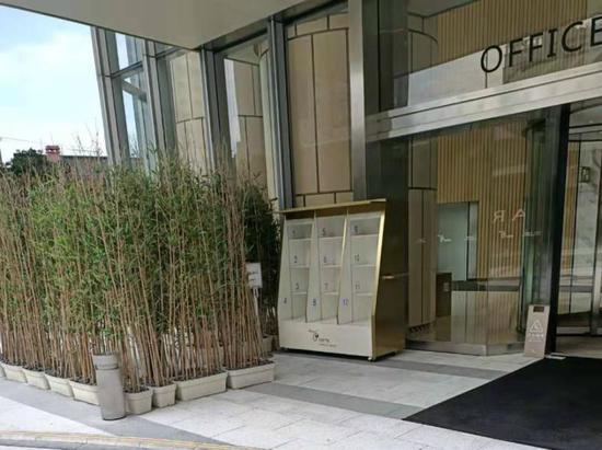 写字楼外的外卖摆放点