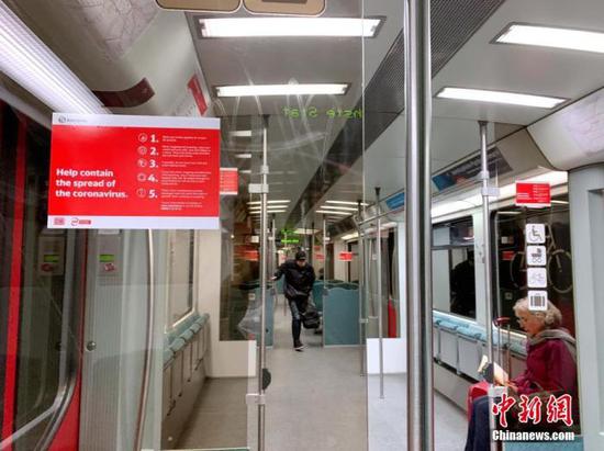在柏林一条主要地铁线上，每节车厢乘客不超过5人，且相互保持数米距离。车厢内贴有防疫提示。 中新社记者 彭大伟 摄