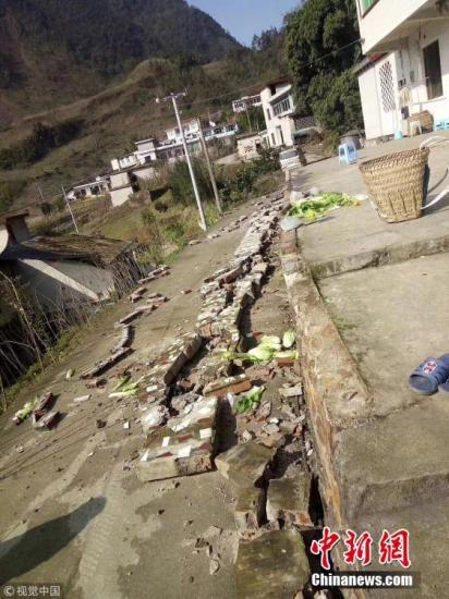 12月16日，中国地震台网正式测定：当日12时46分在四川宜宾市兴文县（北纬28.24度，东经104.95度）发生5.7级地震，震源深度12千米。图为地震发生后，兴文县周家镇震感强烈，一农户外墙发生坍塌。图片来源：视觉中国