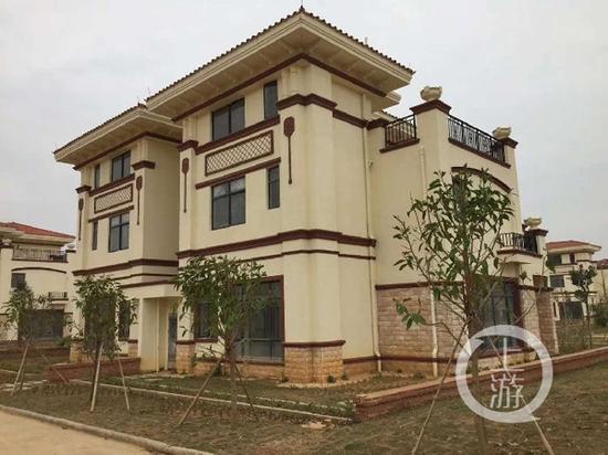 建别墅赠乡亲富豪:考上北大后靠村民资助路费