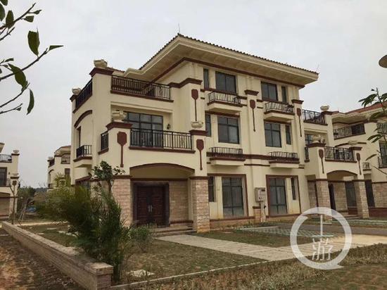 建别墅赠乡亲富豪:考上北大后靠村民资助路费